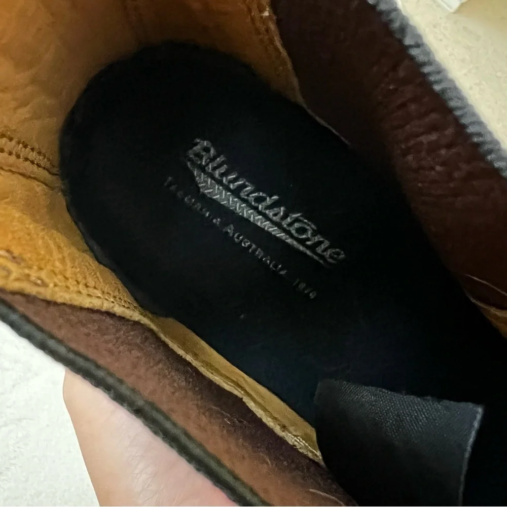 Blundstone Burgundy Chelsea Boots with Black Elastic